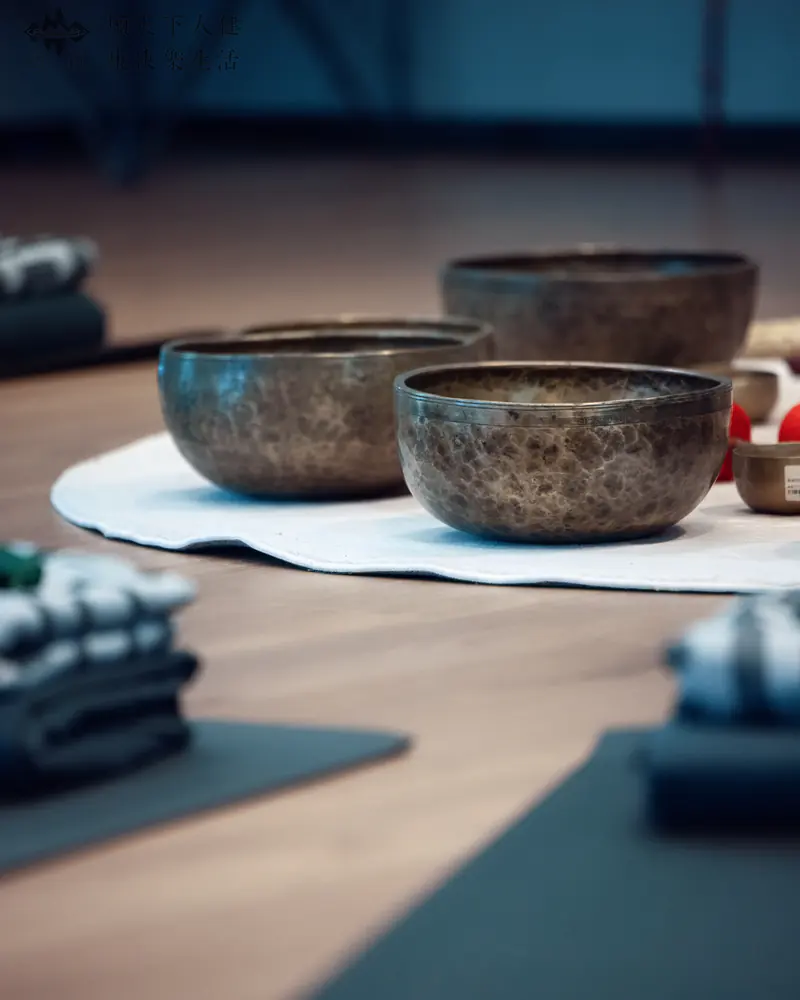 Metal singing bowls and playing tools arranged by role in a documented sound session