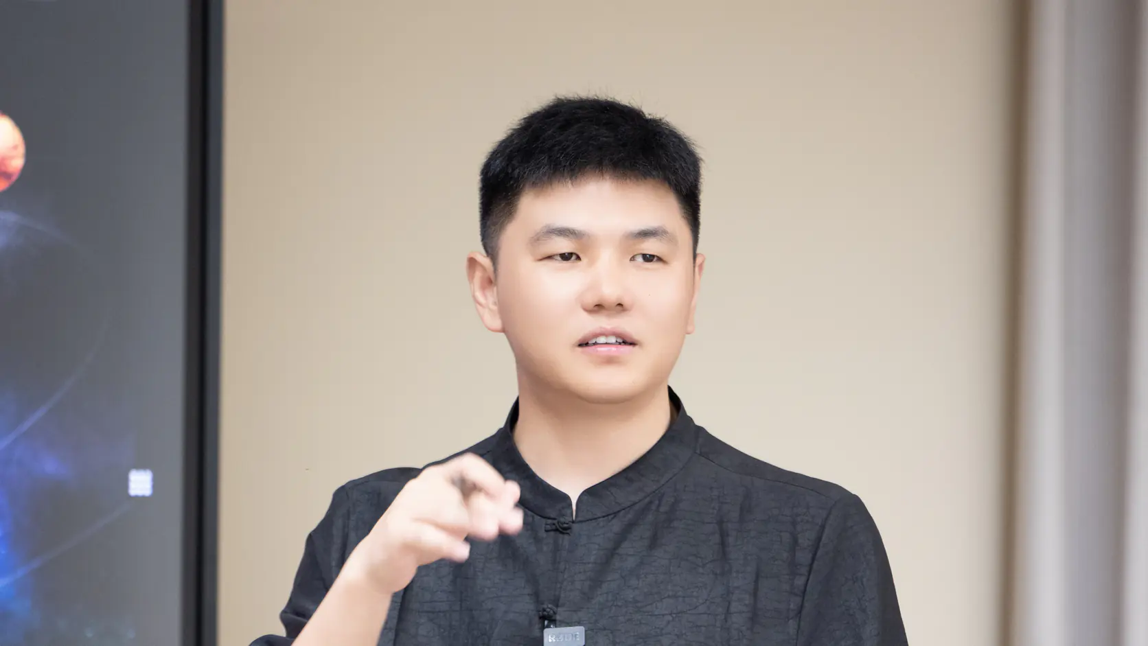 Facilitator explaining singing bowl technique with a hand demonstration